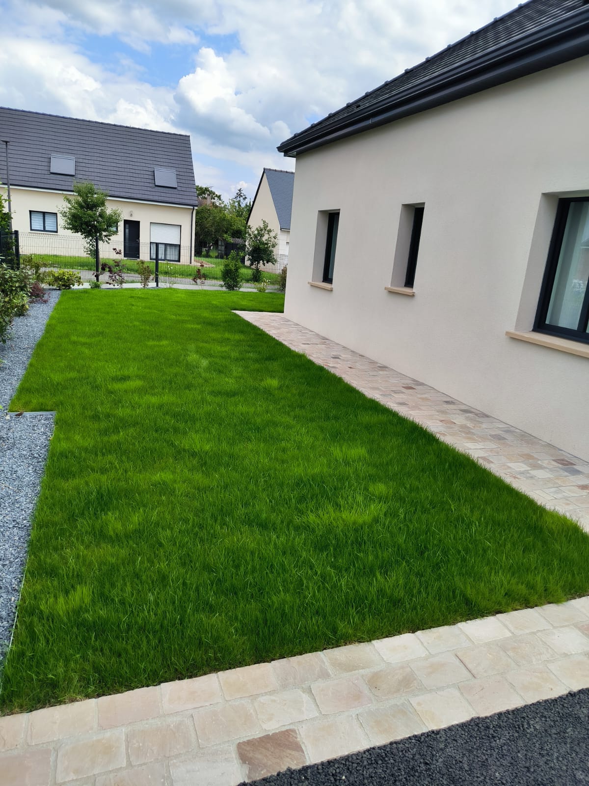 Amenagement-exterieur-joli-beau-paysager-agreable-pavage-gazon-haie-plantation-chartres-fontenay-sur-eure.jpg