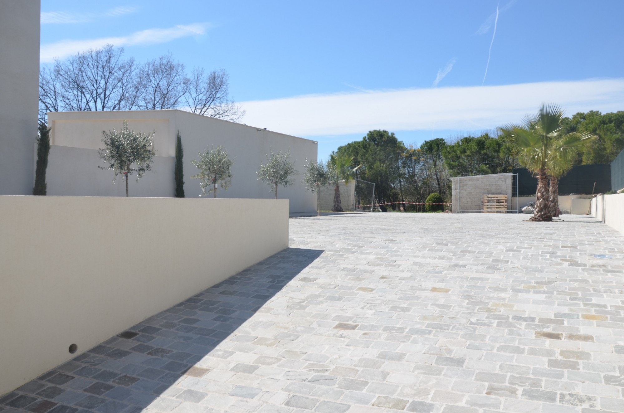 amenagement-exterieur-chartres-paysage-espace-vert-dalle-gres-cerame-effet-pierre-gres-rambouillet.jpg